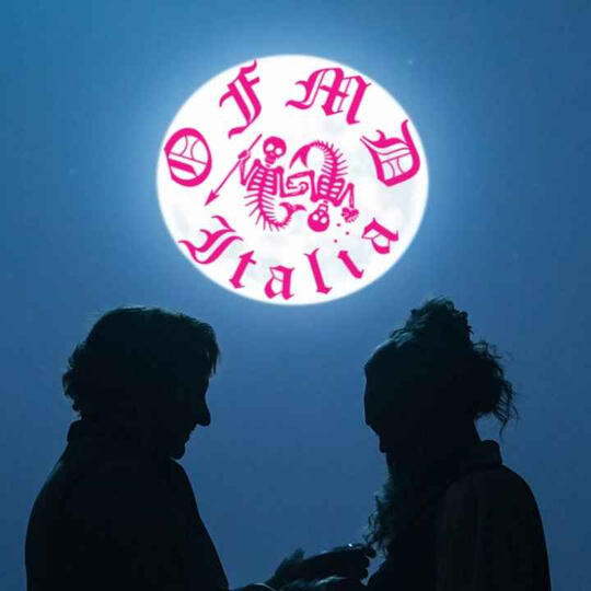 Stede e Ed nella scena sotto la luna piena della prima stagione. Nella luna compare un logo con la scritta "OFMD Italia".